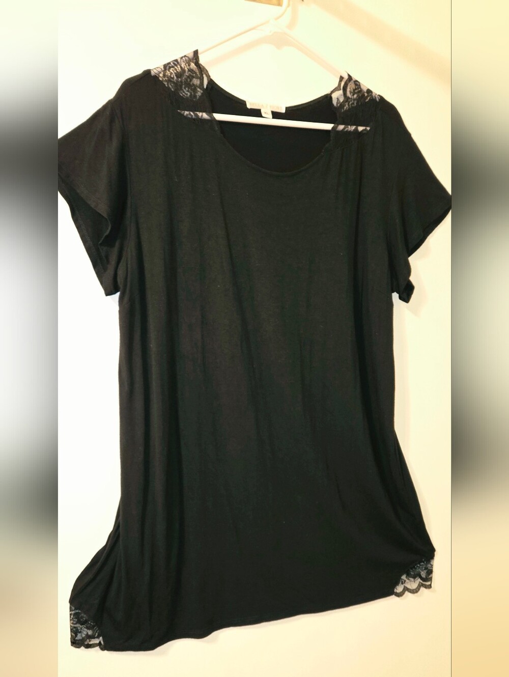 Bella Il Fiore size XL Black Short Sleeve Top W Lace Panels At Shoulder & Hem